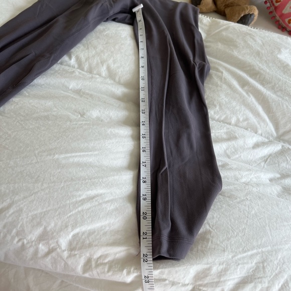 UNIQUE Lululemon Cropped Align Leggings in Graphite Purple - Picture 6 of 9